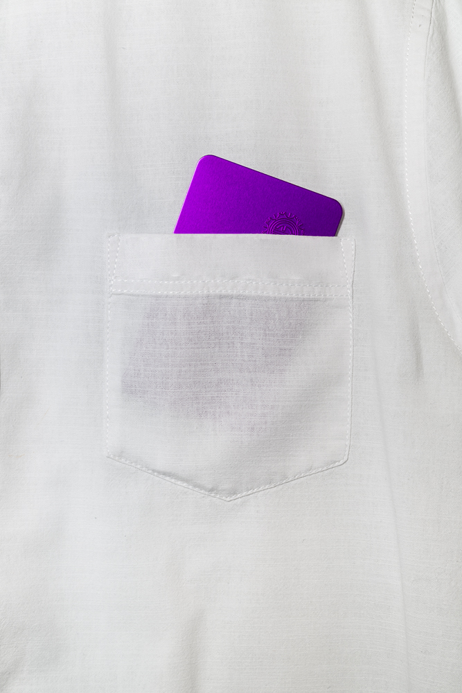 Anwendungsbeispiel: Die Tesla-Purpur- Energie-Platte (7,0 x 11,4 cm) in der Brusttasche eines Hemdes oder einer Bluse.