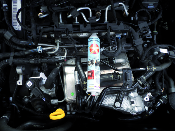 Weber-Isis® Universal Activator in the engine compartment